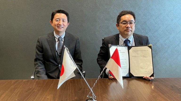 オンライン署名式の様子（日本側）
